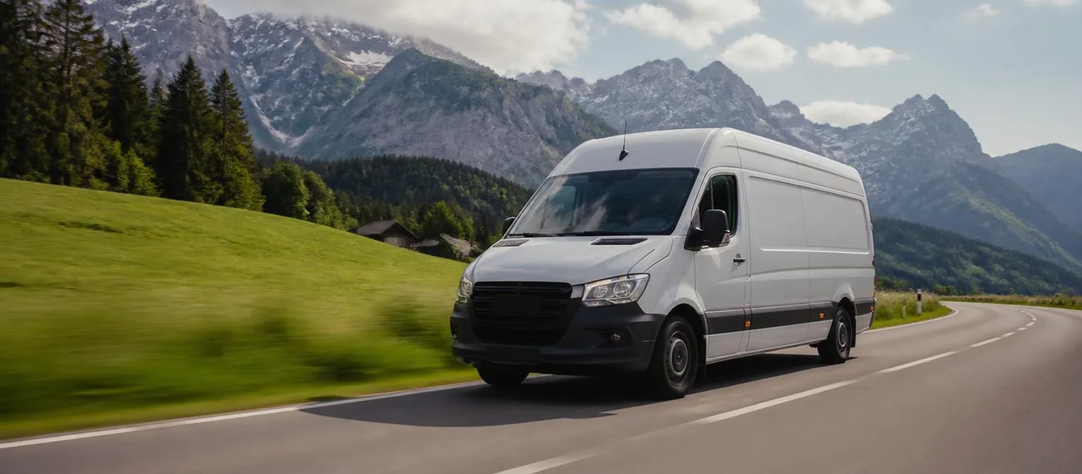 Transport und Logistik — Lieferwagen auf österreichischer Landstraße
